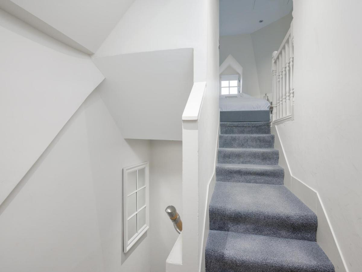 Pass The Keys Historic Ramsay Garden Apt With Balcony Views Эдинбург Экстерьер фото