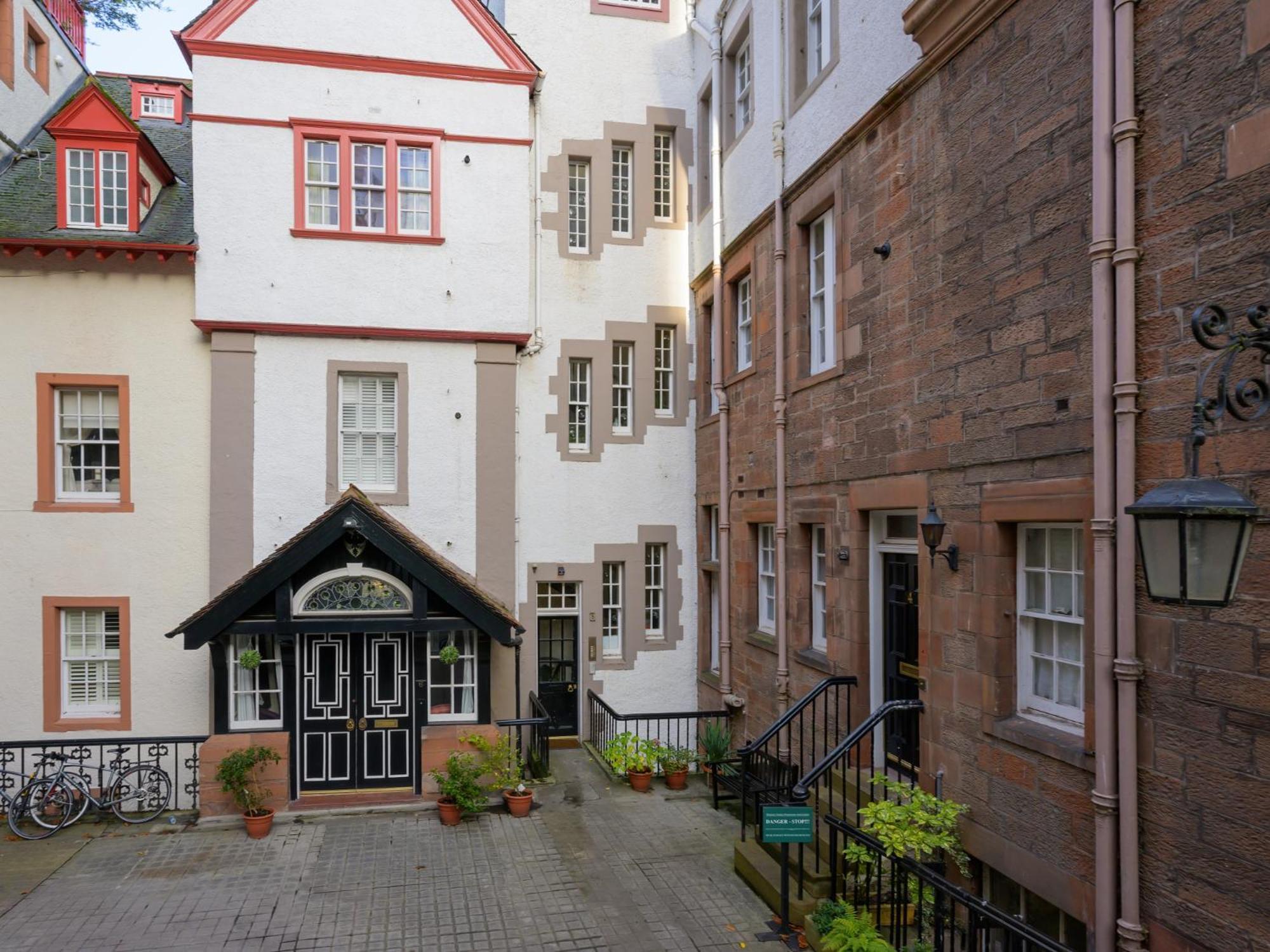 Pass The Keys Historic Ramsay Garden Apt With Balcony Views Эдинбург Экстерьер фото